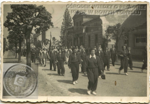 Zawodnicy "LKS "Korona" Bukowiec w pochodzie pierwszomajowym w Nowym Tomyślu.