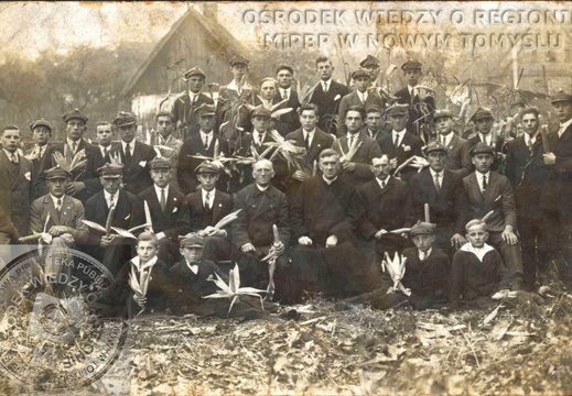 Wspólna fotografia członków Stowarzyszenia Młodzieży Polskiej w Bukowcu. Rok 1929.