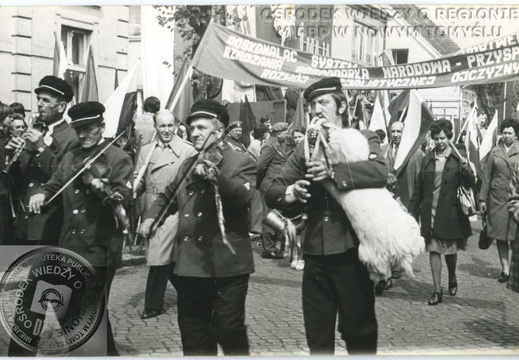 Kapela koźlarska z Bukowca w pochodzie 1.Majowym.