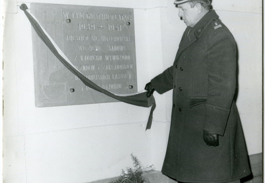 Odsłoniecie tablicy pamiątkowej na budynku sądu przy pl. Niepodległości, 27 stcznia 1984 r.