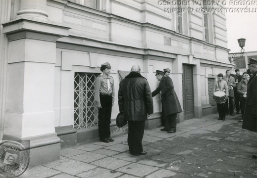 Odsłoniecie tablicy pamiątkowej na budynku sądu przy pl. Niepodległości, 27 stcznia 1984 r.