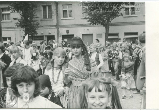 Przebierańcy - uczestnicy korowodu podczas Jarmarku Chmielo-Wikliniarskiego - 1986 r.