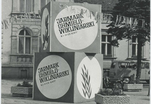 Dekoracje na ulicach podczas Jarmarku Chmielo-Wikliniarskiego - 1977 r.