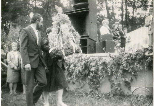 Wieniec dożynkowy wsi Jastrzębsko. Jarmark Chmielo-Wikliniarski w Nowym Tomyślu, 1985 rok
