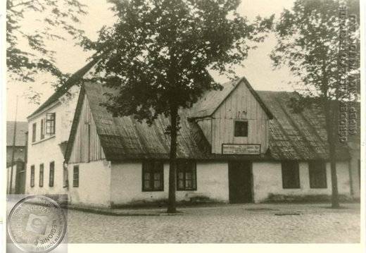 Nieistniejący dom Reischa przy zbiegu placu Niepodległości i ulicy Komunalnej.