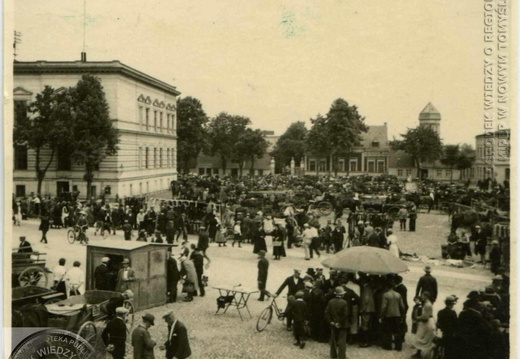 Dzień targowy na placu Niepodległości; 1937r.