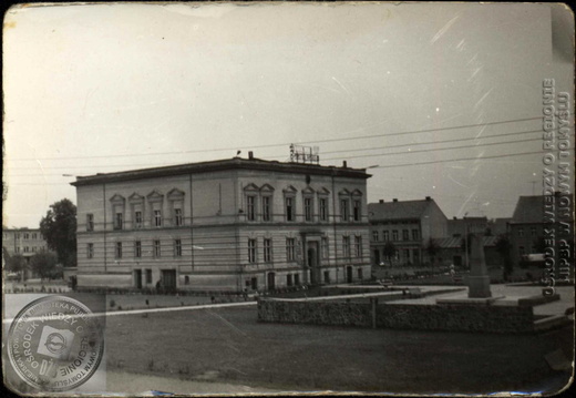 Ratusz na placu Niepodległości.