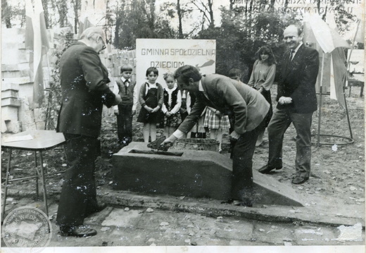 Wmurowanie aktu erekcyjnego rozbudowy przedszkola "Bajkowe Zacisze", październik 1985 r.