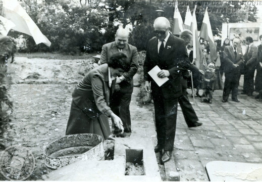 Wmurowanie aktu erekcyjnego rozbudowy przedszkola "Bajkowe Zacisze", październik 1985 r.