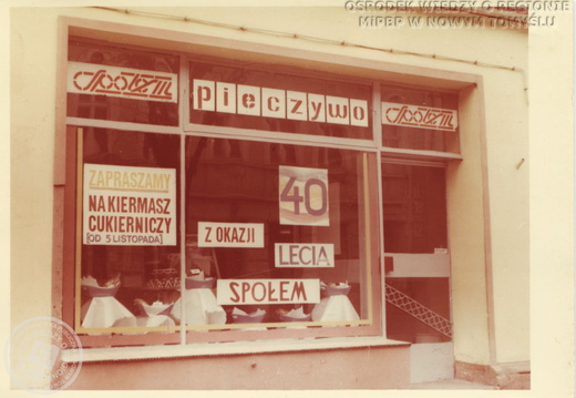 Sklep z pieczywem i wyrobami piekarniczymi przy byłej ul. II Armii Wojska Polskiego, obecnie ul. Poznańska. 1985 r.