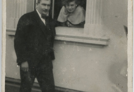 Restaurator Stanisław Koza przed lokalem "Kresowianki" przy placu Marszałka Piłsudskiego. Lata 30-te XX w.