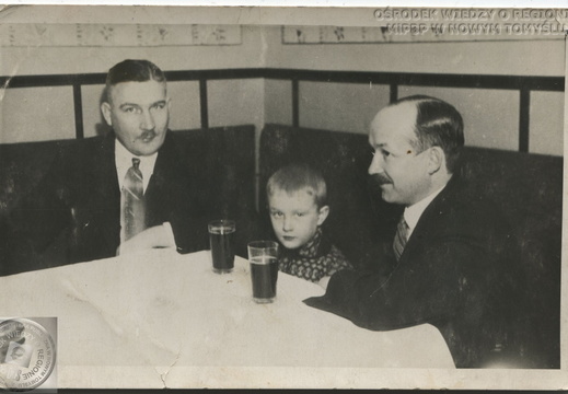 W restauracji Kresowianka, przy obecnym pl. Niepodległości 3