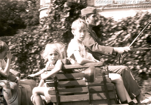 Wyjazd dzieci z Klubu Osiedlowego do stadniny w Posadowie. Akcja Lato, 28 lipca 1992 r.