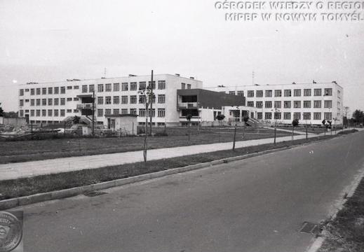 Budynek Szkoły Podstawowej nr 3 w Nowym Tomyślu, 1992 r.