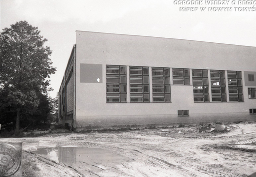 Budowa hali sportowej przy szkole nr 3, na os. Północ w Nowym Tomyślu, 1992 r.