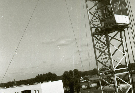 Budowa hali sportowej przy szkole nr 3, na os. Północ w Nowym Tomyślu, 1992 r.