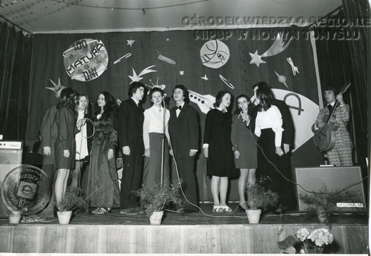 Maturzyści rocznik 1973 podczas programu studniówkowego