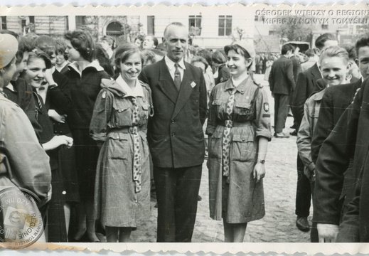 Woźny LO p. Bronisław Kałek wśród licealistek