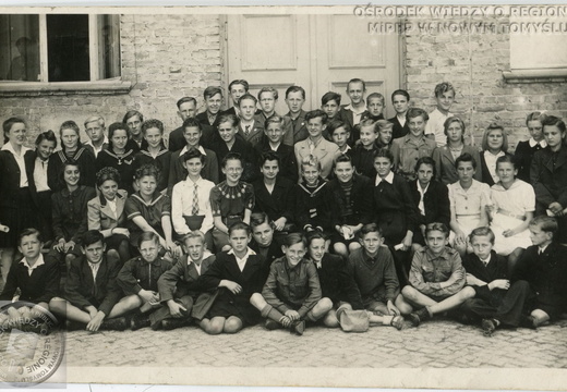 Pamiątkowa fotografia uczniów Gimnazjum Miejskiego - rok szkolny 1945/46
