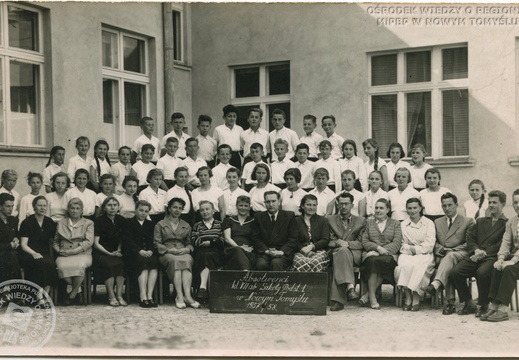 Absolwenci Szkoły Podstawowej nr 1 w Nowym Tomyślu 1957/58