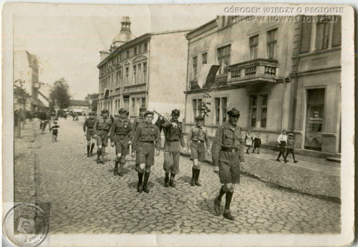 Przemarsz zastępu harcerskiego obecną ul. Piłsudskiego. Około 1930 r.