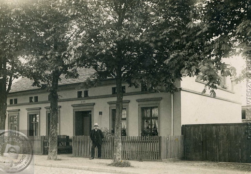 Berthold Schinschke przed domem przy ul. Kościuszki  (Alttomischler) - ok. 1905 r.