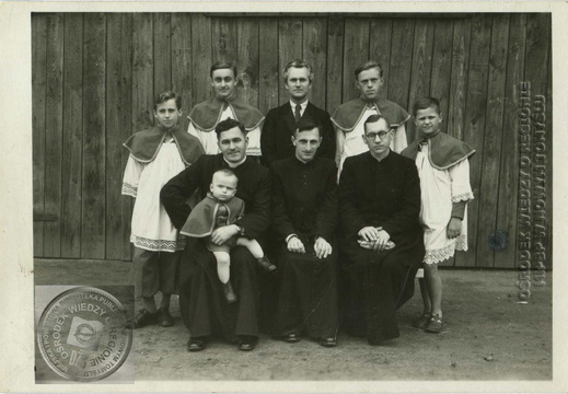 Pamiątkowa fotografia księży i ministrantów.