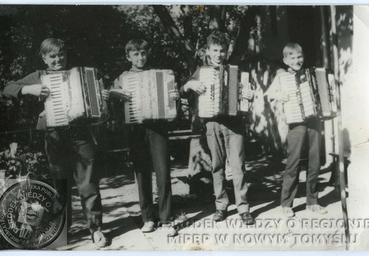 Ze zbiorów Liljanny Wójtowicz. Zespół muzyczny założony przy Szkole Podstawowej nr 1 w Nowym Tomyślu.