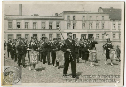 Uroczystość na pl. Niepodległości. Nowotomyska orkiestra dęta