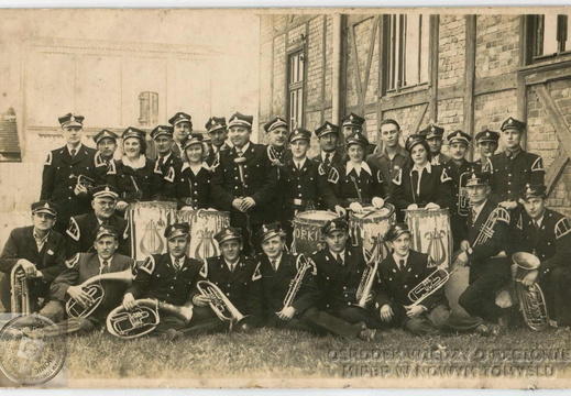 Nowotomyska orkiestra dęta przed salą Olejniczaka, późniejszego starego domu kultury przy ul. Witosa.