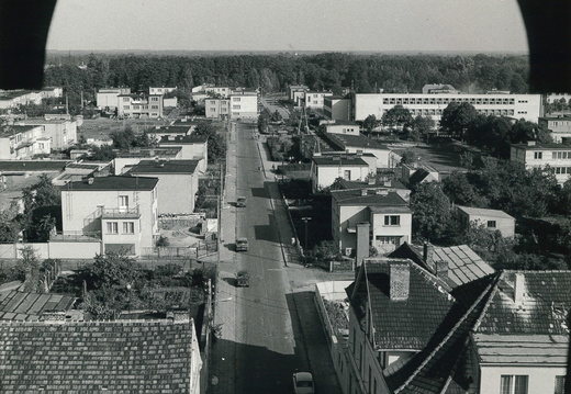 Widok z dzwonnicy kościoła NMP Nieustającej Pomocy na ulicę Barteckiego.