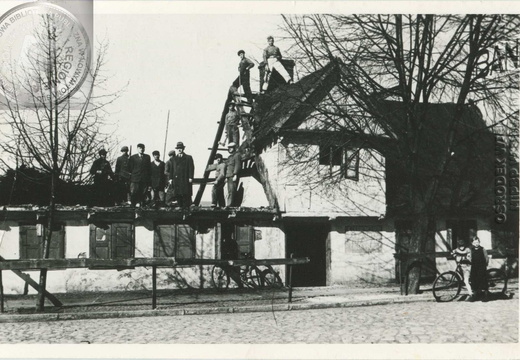 Dom przy placu Chopina stojący w miejscu przebiegu dzisiejszej ulicy  Bohaterów  - 1945 r.