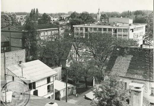 Widok w kierunku kościoła pw. Najświętszej Maryi Panny Nieustającej Pomocy - 1985 r.