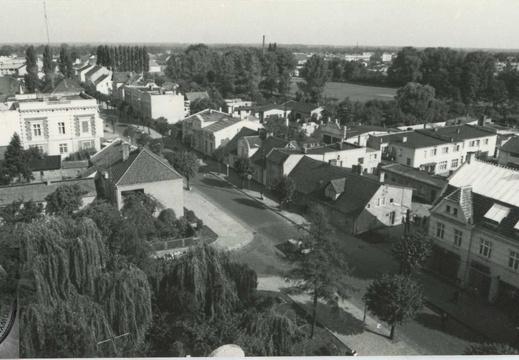 Widok na ulicę Armii Czerwonej (obecnie Piłsudskiego) i skrzyżowanie z ul. Fabryczną (obecnie Jana Pawła II)