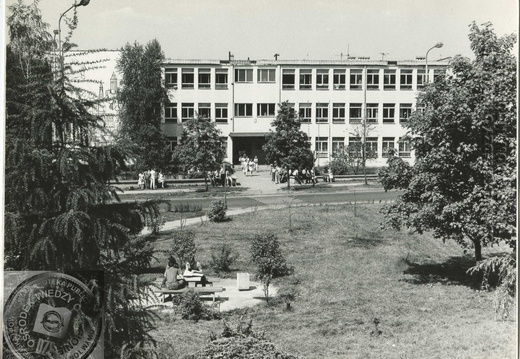 Widok na budynek Liceum Ogólnokształcącego - 1985 r.