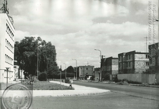 Ulica Tysiąclecia. Po lewej biurowiec Chify, po prawej osiedle przyfabryczne dla pracowników.