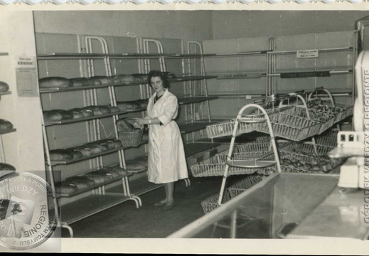 Sklep piekarski przy pl. Niepodległości (róg Niepodległości i Mickiewicza)