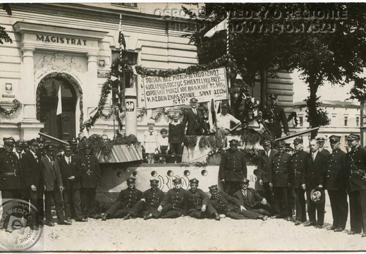 Przedwojenna uroczystość na Pl. Niepodległości.