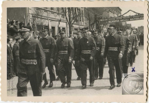 Pracownicy młyna przy ul. Zbąszyńskiej podczas pochodu 1.Majowego - 1 maja 1951r.