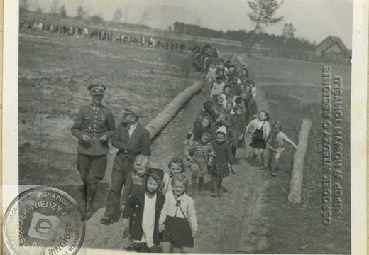 Sątopy 1947r. - Młodzież szkolna na wycieczce w szkółce leśnej