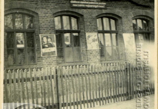 Budynek Szkolny w Sątopach 1950r.