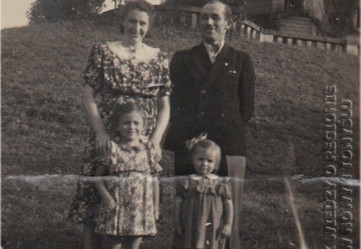 Mieszkańcy Wąsowa. Fotografia rodzinna z pałacem w tle.