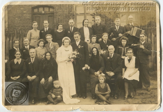 Wesele Gertrudy Walkowiak i Franciszka Wieczorka. Wąsowo, 26 grudnia 1945 r.