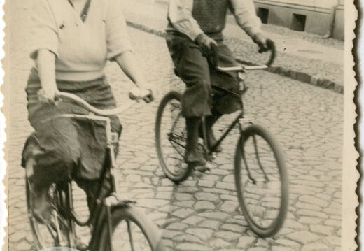 Maria i Jan Listewnikowie podczas wycieczki rowerowej na ul. Piłsudskiego, około 1939 roku