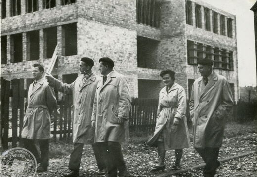 Delegacja Rady Pedagogicznej na budowie liceum przy ulicy Tysiąclecia, 1 października 1966 rok