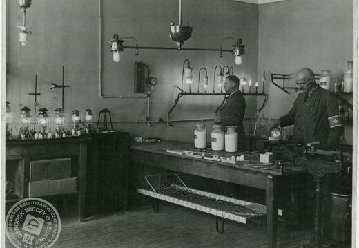 Laboratorium w Fabryce Siatek Żarowych ŻAR w Nowym Tomyślu, lata 40.XX w.
